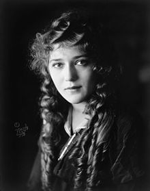 How tall is Mary Pickford?